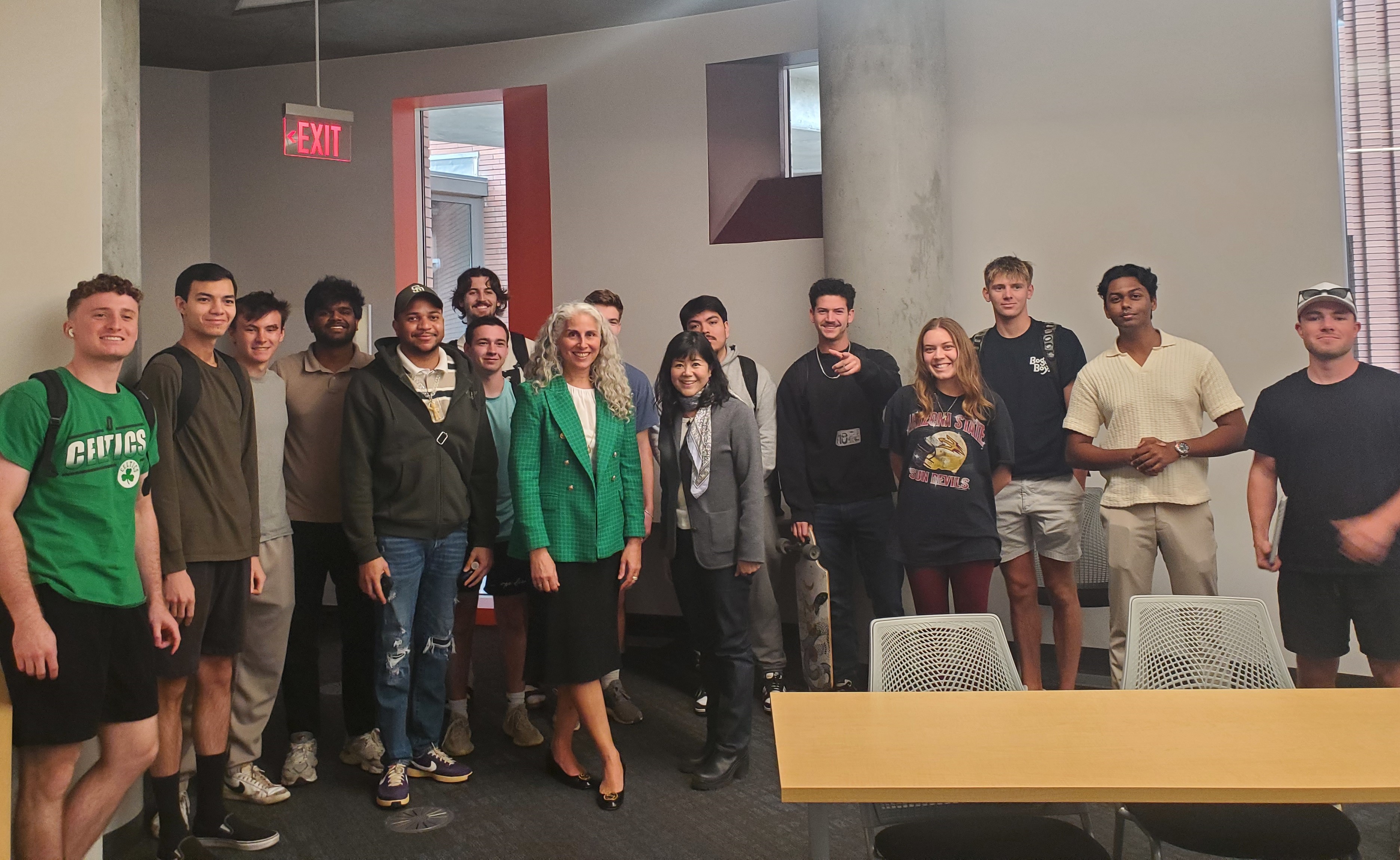 Azin Rasdan van Alebeek visits Peggy Lee's class.